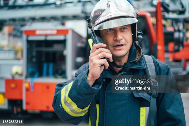 bombeiro usando walkie talkie - firefighter - fotografias e filmes do acervo