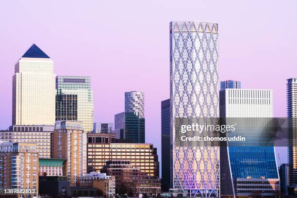 london canary wharf skyline at dusk - one canada square stock pictures, royalty-free photos & images