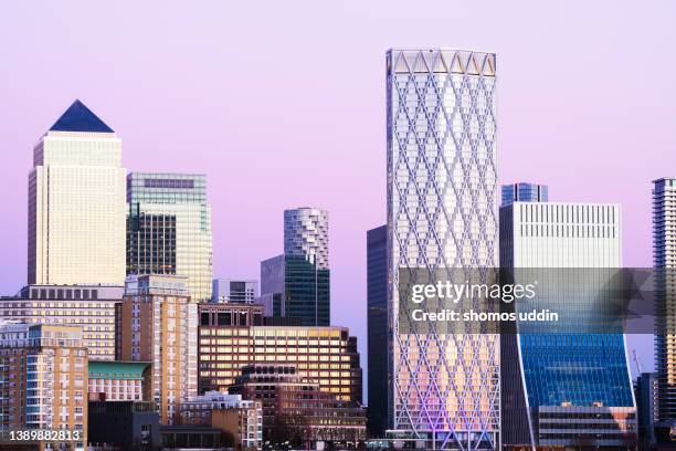 london canary wharf skyline at dusk - purple sunset stock pictures, royalty-free photos & images