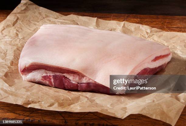 rohe haut auf schweinebauch - schweinebraten stock-fotos und bilder