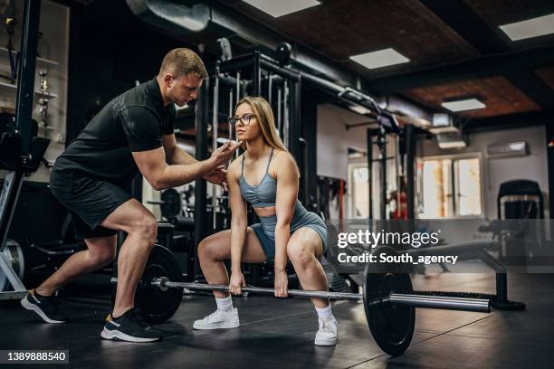 allenamento femminile con istruttore di fitness - sollevamento pesi femminile foto e immagini stock