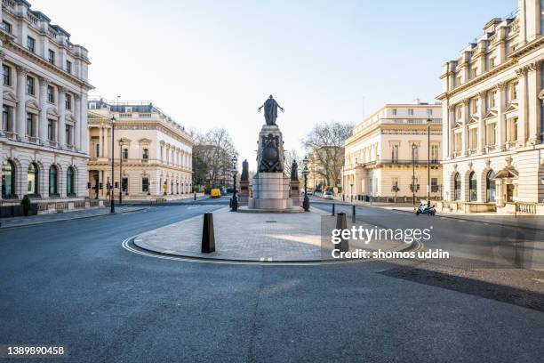 empty town square in london west end - west end london fotografías e imágenes de stock