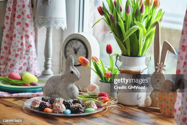 osterhasen-lammkuchen in der heimischen küche zubereiten - osterlamm stock-fotos und bilder