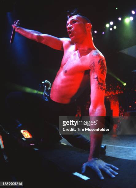 Scott Weiland of Stone Temple Pilots performs at Shoreline Amphitheatre on September 9, 2000 in Mountain View, California.