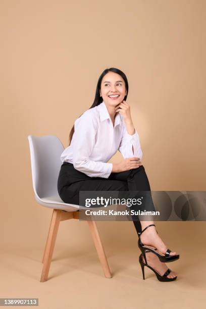 business woman posing in studio - sitting photos et images de collection