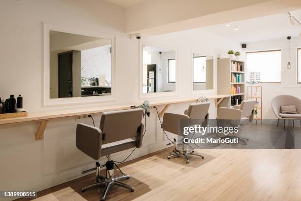 moderner friseursalon ohne menschen - at hairdresser stock-fotos und bilder