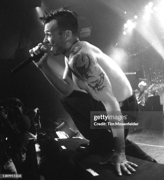 Scott Weiland of Stone Temple Pilots performs at Shoreline Amphitheatre on September 9, 2000 in Mountain View, California.