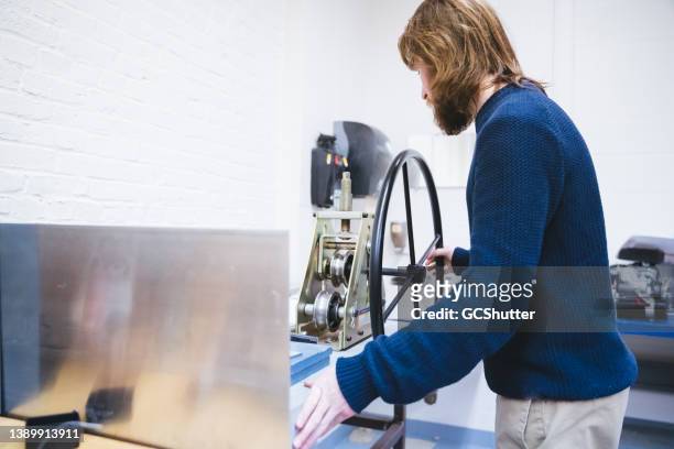 ingenieurstudent, der eine wissenschaftliche laborausrüstung kalibriert - physics stock-fotos und bilder