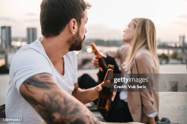 bier trinken auf dem dach - sunset freinds city stock-fotos und bilder