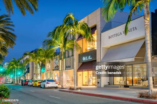 rodeo drive beverly hills los ángeles blue hour night - beverly hills california fotografías e imágenes de stock