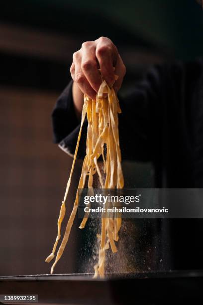 noodles fatti in casa - tagliatelle foto e immagini stock