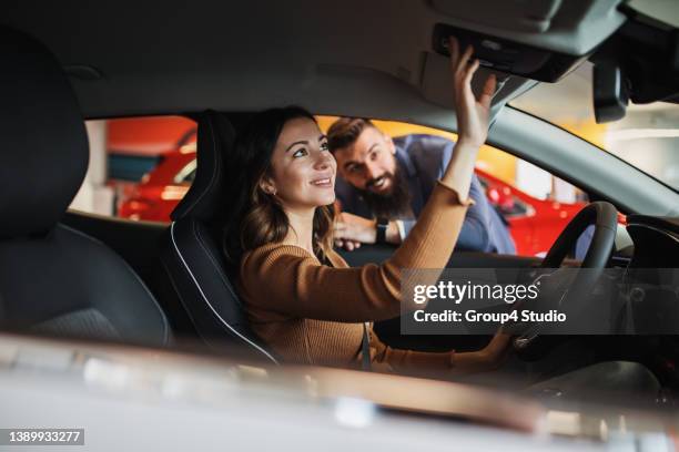 showroom de coches - choose fotografías e imágenes de stock