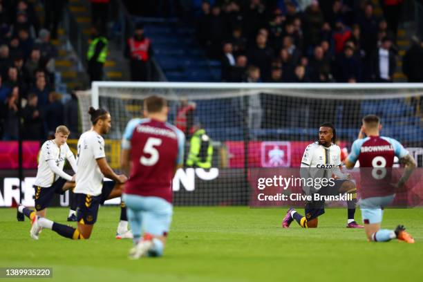 Alex Iwobi of Everton and players from both teams take a knee prior to the Premier League match between Burnley and Everton at Turf Moor on April 06,...