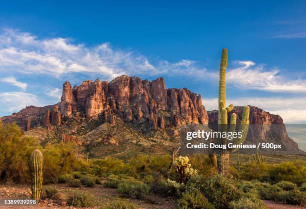 lost dutchman at sunset,view of rock formations against sky,apache junction,arizona,united states,usa - phoenix arizona stockfoto's en -beelden