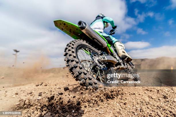 close up of cross motorcycle wheels - racemotor circuit stockfoto's en -beelden