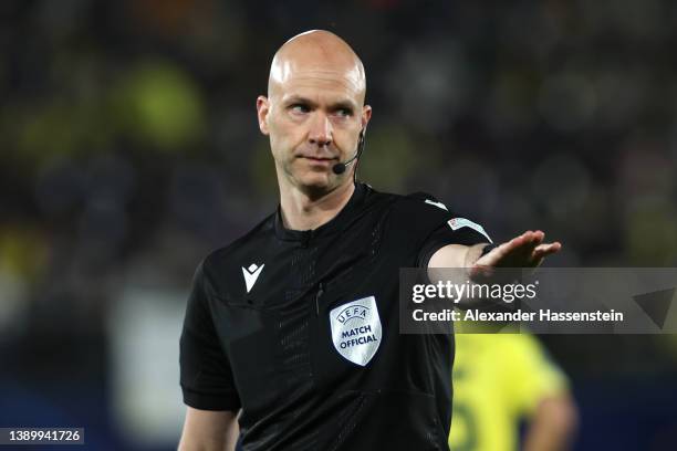 Referee Anthony Taylor looks on during the UEFA Champions League Quarter Final Leg One match between Villarreal CF and Bayern München at Estadio de...