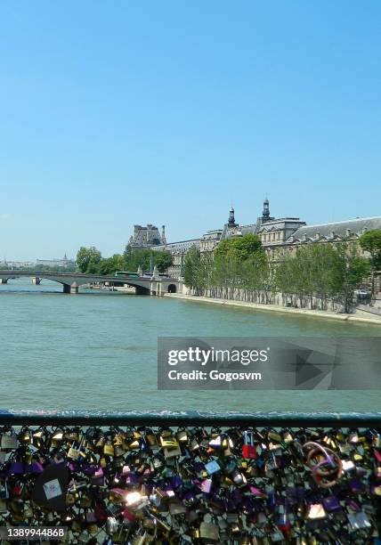 love padlocks on pont des arts bridge, paris - pont des arts padlocks stock pictures, royalty-free photos & images