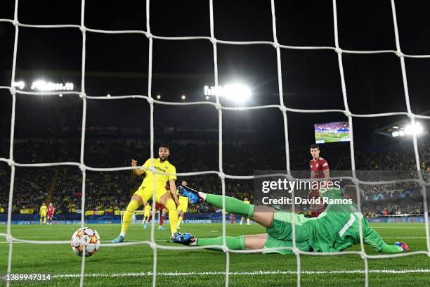 Arnaut Danjuma of Villarreal CF scores their team's first goal past Manuel Neuer of FC Bayern Muenchen during the UEFA Champions League Quarter Final...