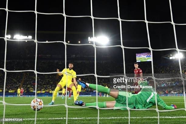 Arnaut Danjuma of Villarreal CF scores their team's first goal past Manuel Neuer of FC Bayern Muenchen during the UEFA Champions League Quarter Final...