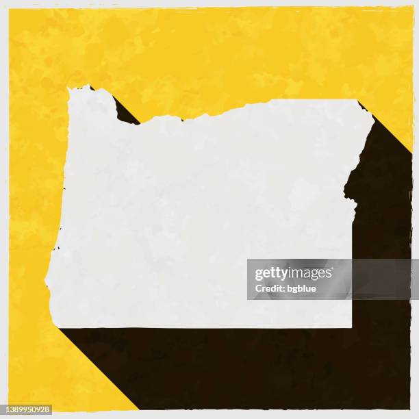 ilustraciones, imágenes clip art, dibujos animados e iconos de stock de mapa de oregón con sombra larga sobre fondo amarillo texturizado - oregón estado de los ee uu