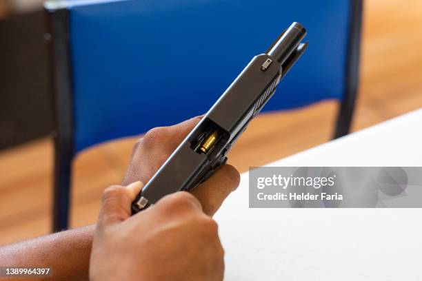 automatic cocking pistol - pistool handwapen stockfoto's en -beelden