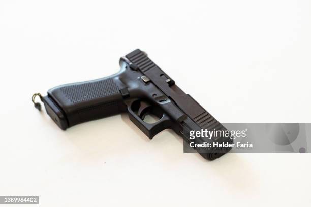 automatic pistol over white table - handgun 個照片及圖片檔