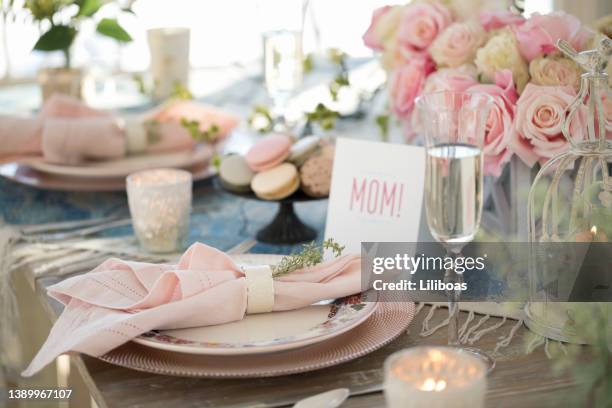 elegante muttertags-esstisch - wine rose stock-fotos und bilder