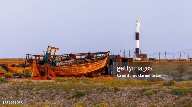 new lighthouse, dungeness, kent, england - dungeness stockfoto's en -beelden