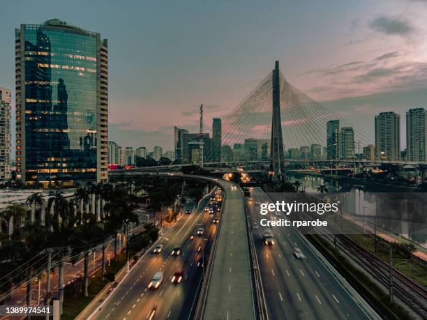 schrägseilbrücke in são paulo - urban traffic stock-fotos und bilder