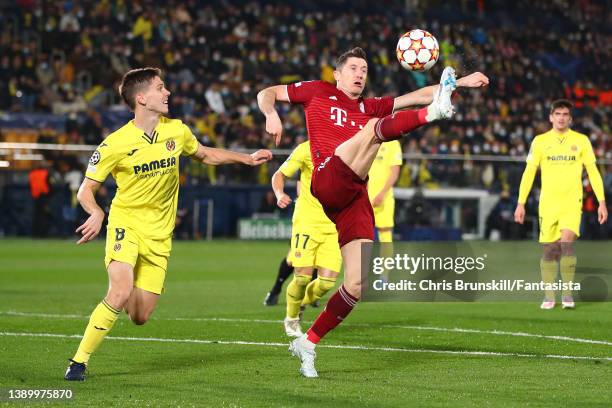 Juan Foyth of Villarreal in action with Robert Lewandowski of Bayern München during the UEFA Champions League Quarter Final Leg One match between...