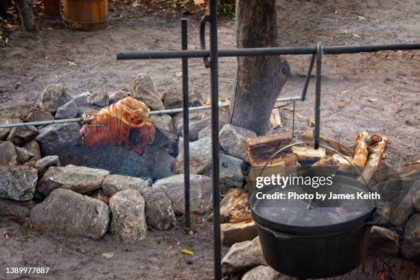 pioneer kitchen - offenes feuer stock-fotos und bilder