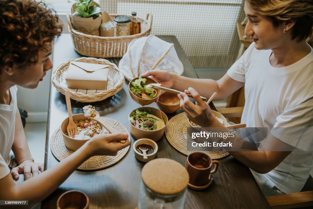 Gesunde Ernährung des asiatischen schwulen Paares.