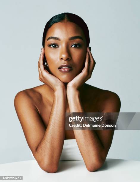 foto de estudio de una atractiva joven posando sobre fondo gris - modelo de modas fotografías e imágenes de stock