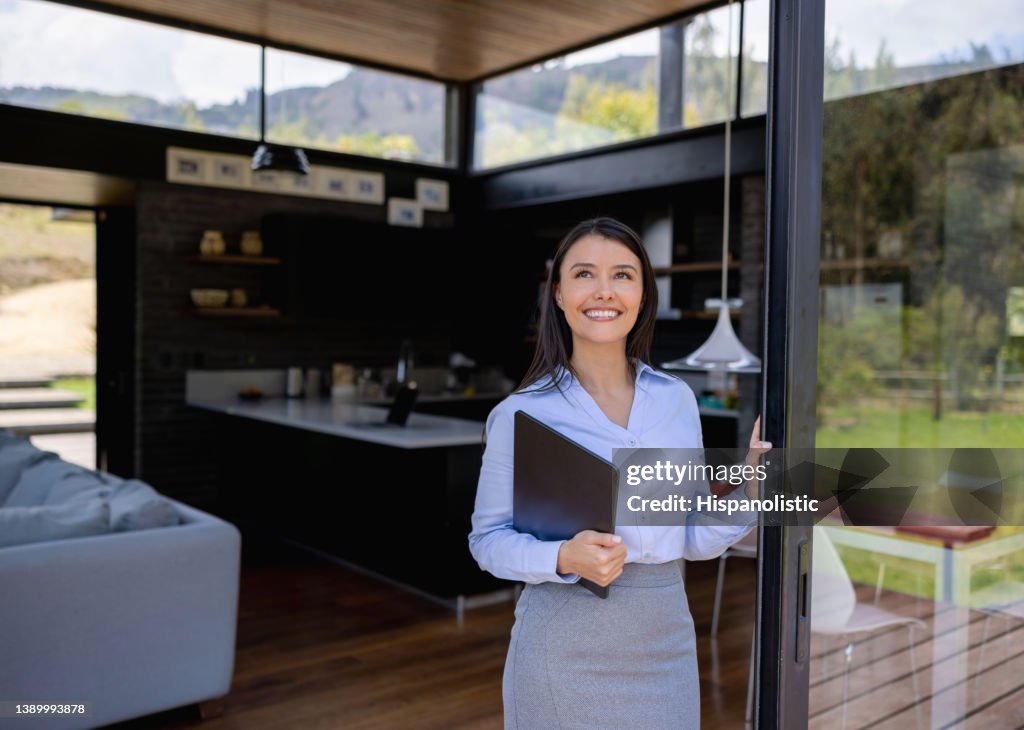 Agente inmobiliario feliz mostrando una propiedad