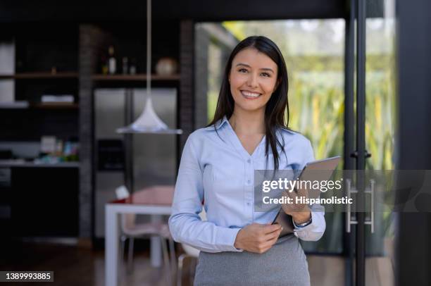 happy real estate agent selling a beautiful house - happy ipad beautiful stockfoto's en -beelden