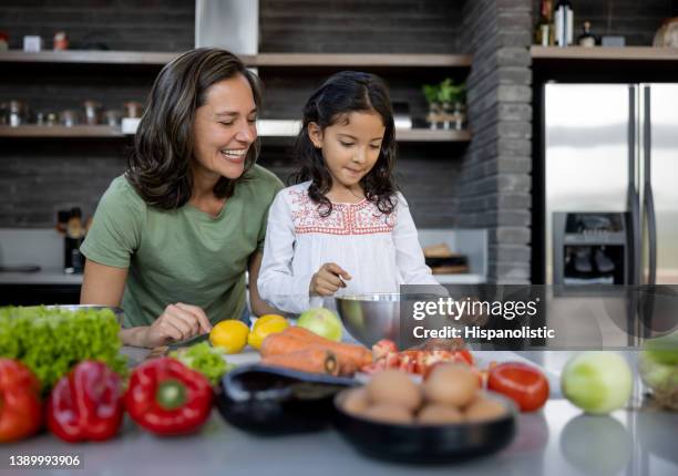 madre e figlia felici che cucinano la cena insieme a casa - sud europeo foto e immagini stock