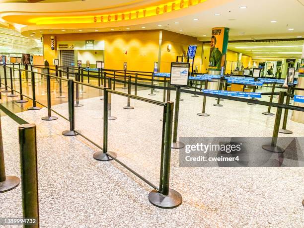 security check point - tsa security stockfoto's en -beelden