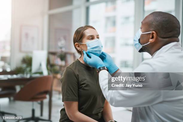 aufnahme eines reifen arztes, der eine konsultation mit seinem patienten hat - doctor mask stock-fotos und bilder