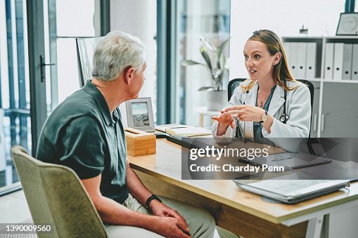 Photo d’un jeune médecin en consultation avec son patient âgé Photo d’un jeune médecin en consultation avec son patient âgé