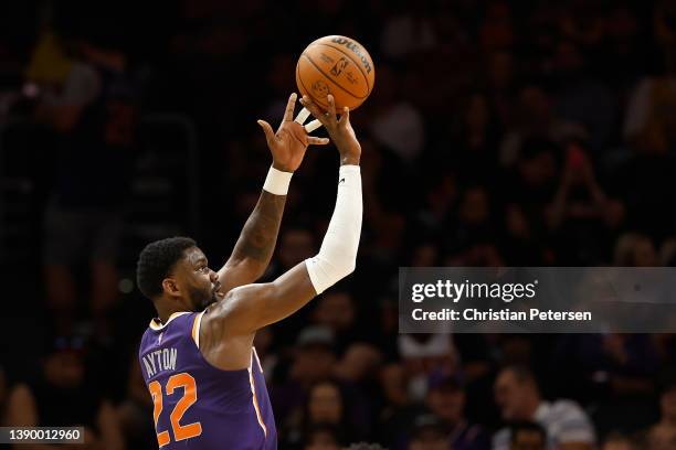 Deandre Ayton of the Phoenix Suns shoots the ball against the Los Angeles Lakers during the first half of the NBA game at Footprint Center on April...