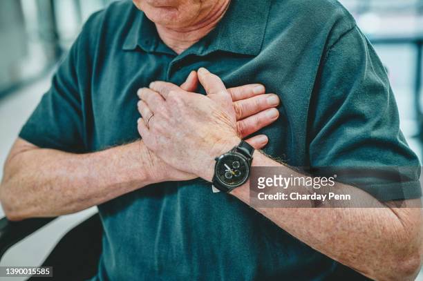 scatto di un uomo anziano che soffre di dolore al petto in un ospedale moderno - tuberculosis foto e immagini stock