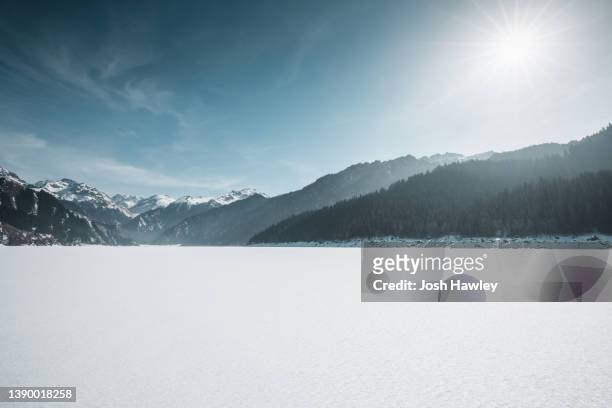snow mountain background - snowy mountain stock pictures, royalty-free photos & images