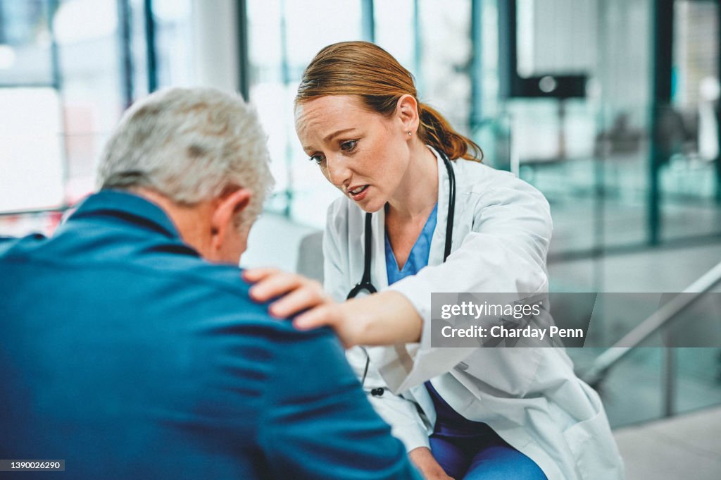 Scatto di un giovane medico che ha una consultazione con il suo paziente anziano
