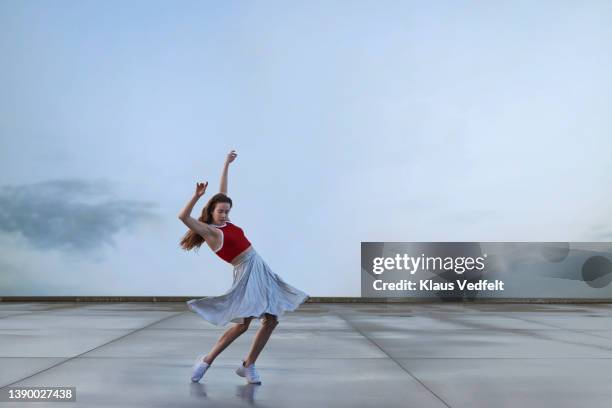 ballerina dancing while practicing in skirt - skirt fotografías e imágenes de stock