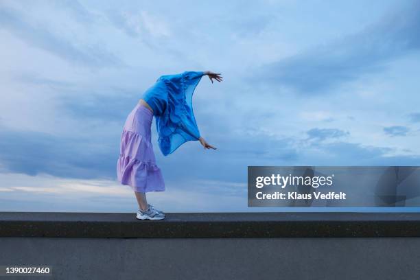 ballerina wearing pink and blue skirts practicing ballet - roze bloes stockfoto's en -beelden