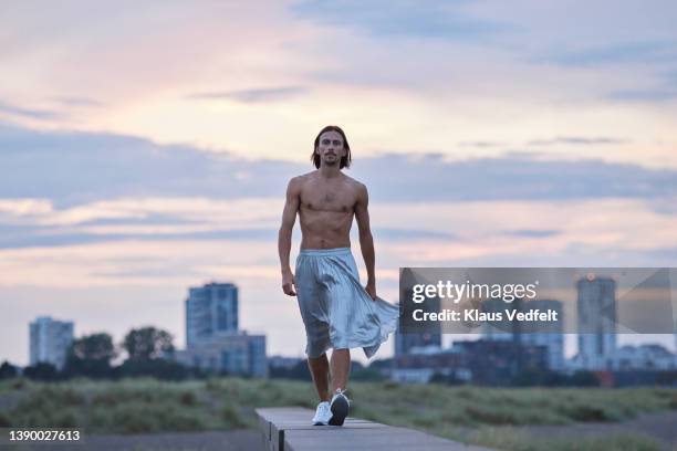 confident ballet dancer wearing skirt walking on wall - windy skirt - fotografias e filmes do acervo