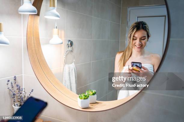 mulher usando celular, durante sua rotina matinal no banheiro - portable toilet - fotografias e filmes do acervo