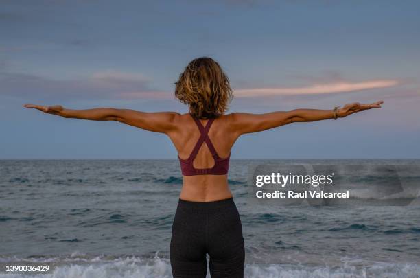 woman doing yoga near sea - good posture 個照片及圖片檔