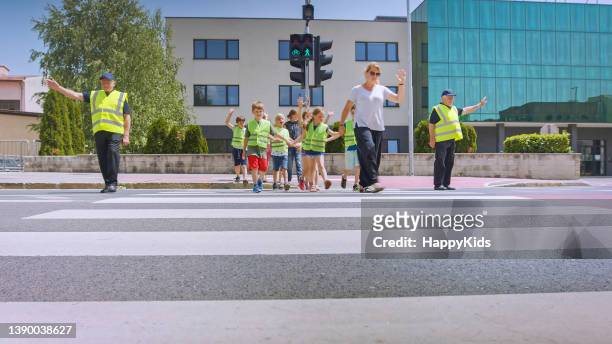 お子様には、通りの交差点 - 歩行者横断標識 ストックフォトと画像