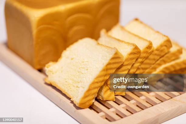freshly baked white bread - white bread fotografías e imágenes de stock